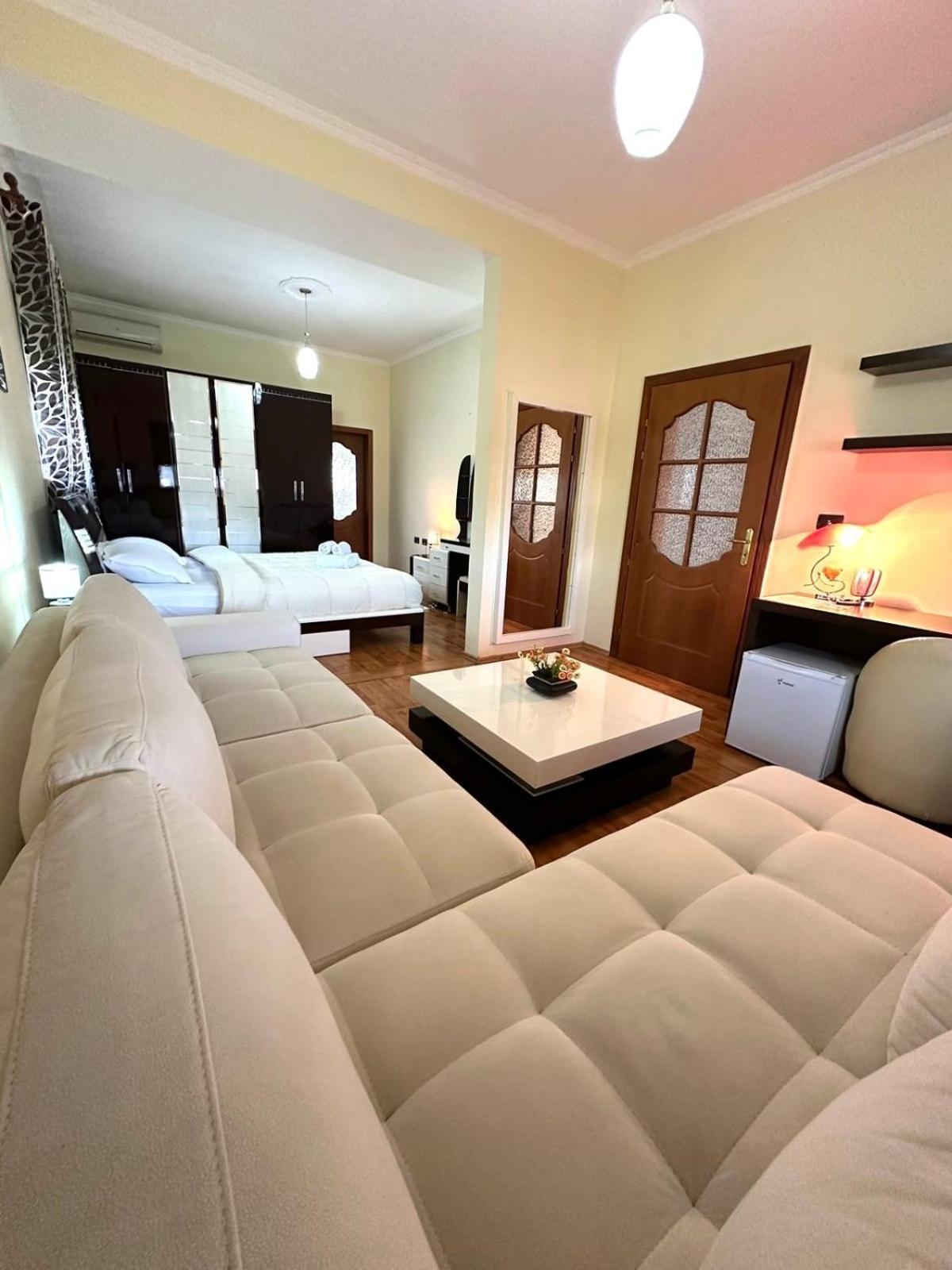 Guest House Pulake Berat Exterior foto